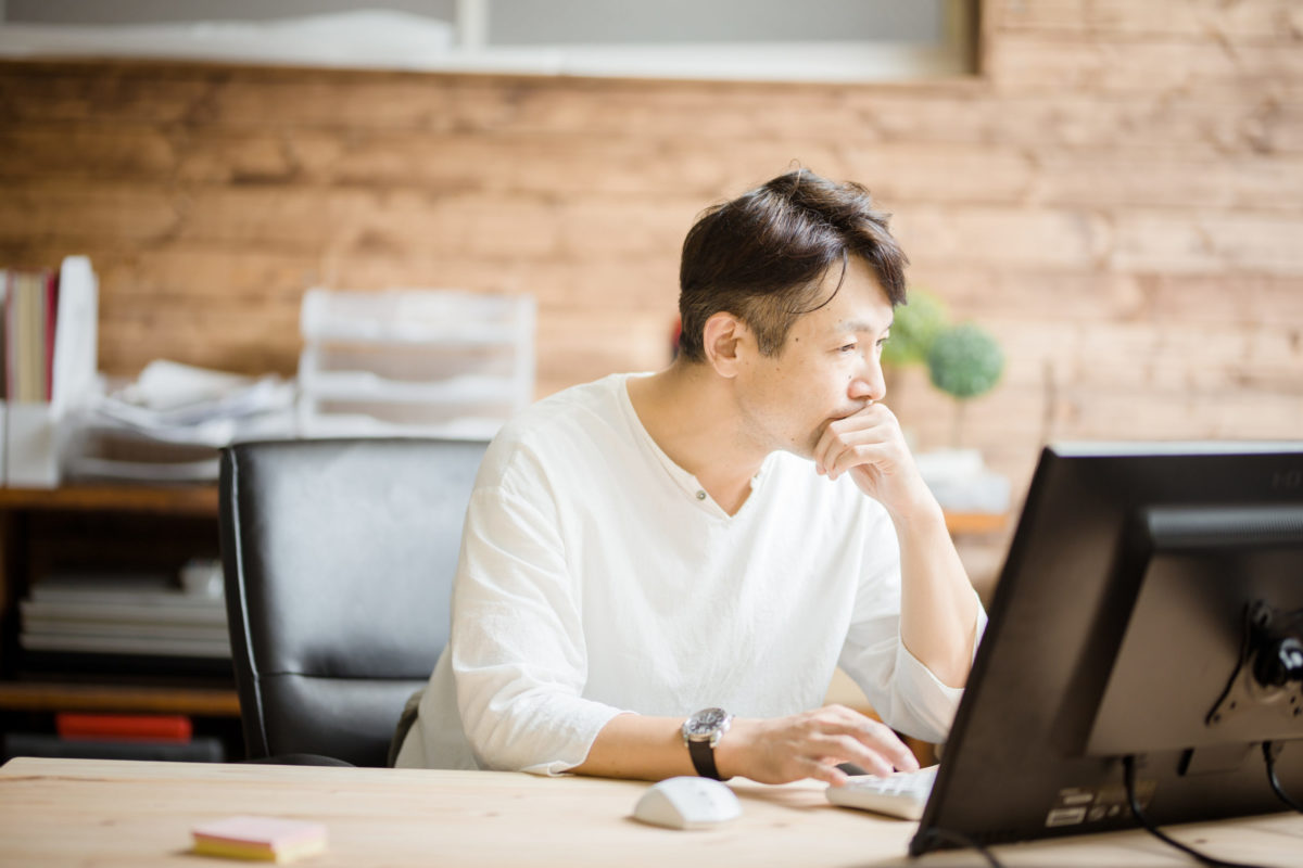 アイキャッチ　パソコン　男性