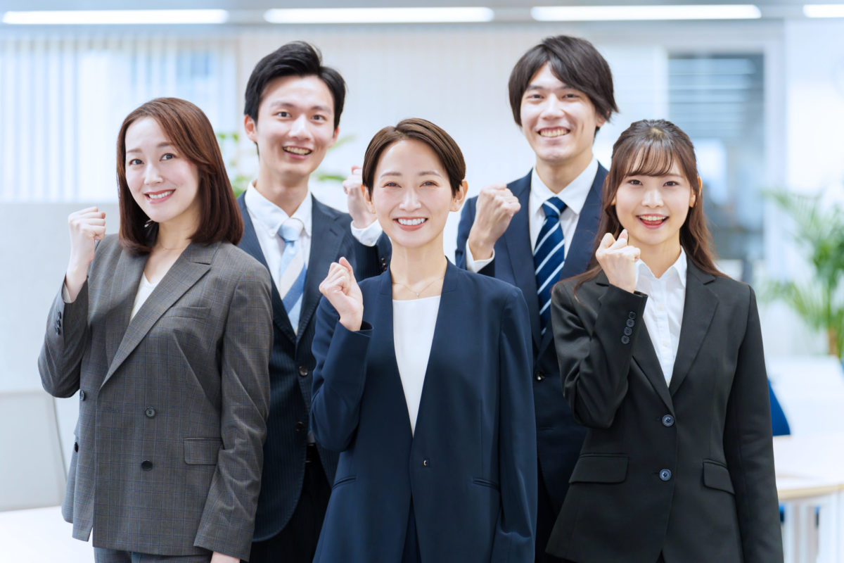 ガッツポーズをするビジネスパーソンのポートレート